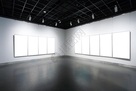 房间里的空框架靠着白墙图片