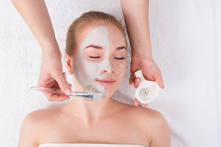 面罩温泉美容治疗皮肤护理女在SPA沙龙接受美容师的面部护图片
