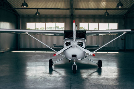 站立在机库的现代小飞机图片