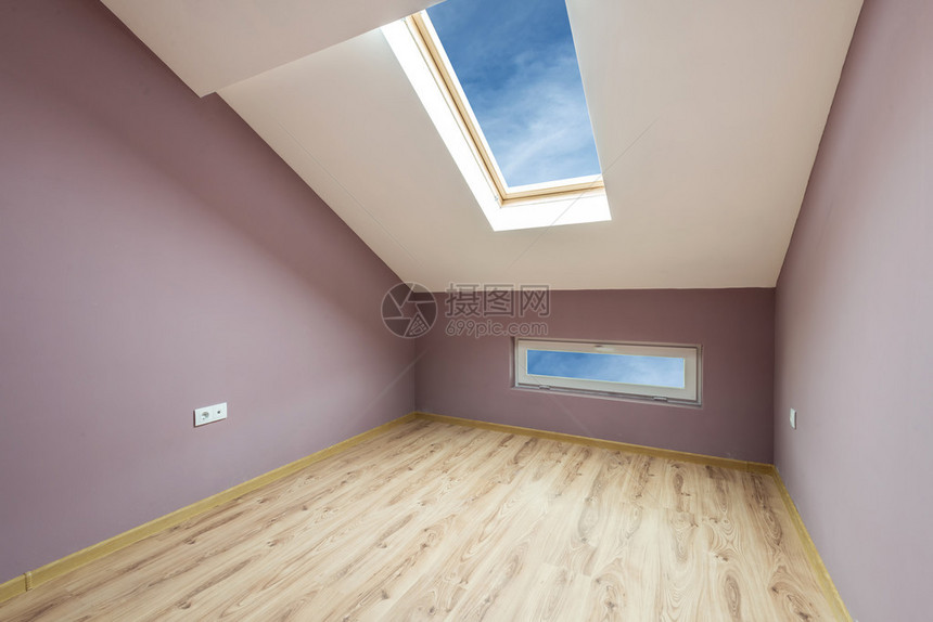 空紫色房间有窗户和一扇门包图片