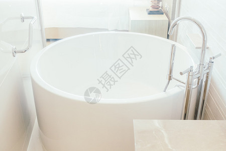 白色浴缸和水龙头装饰图片