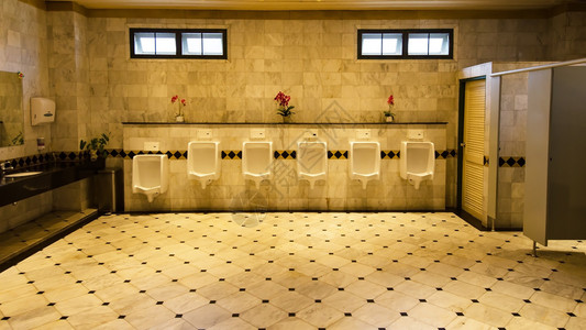 男人厕所的瓷砖墙图片
