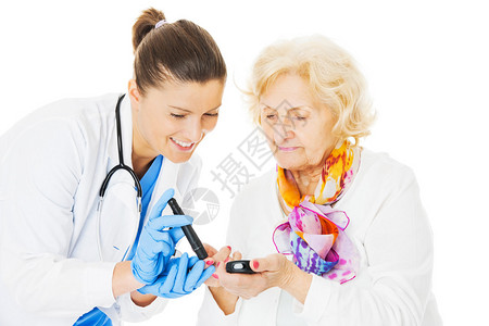 年轻女医生检查白种血糖与白种血统隔离的图片