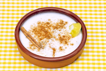 陶瓷碗里的自制牛奶和肉桂米饭图片