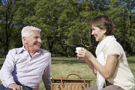 美丽的女人和她年迈的丈夫野餐图片