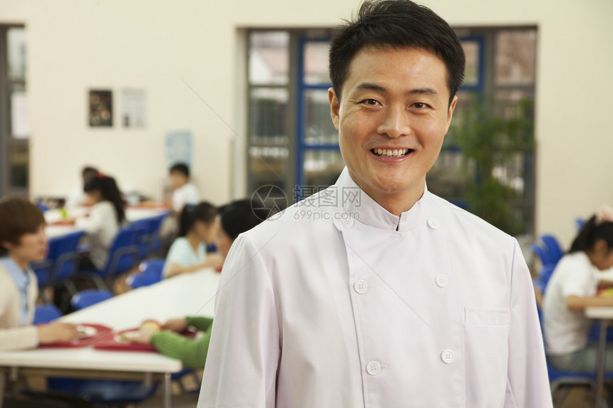 学校食堂的厨师肖像图片