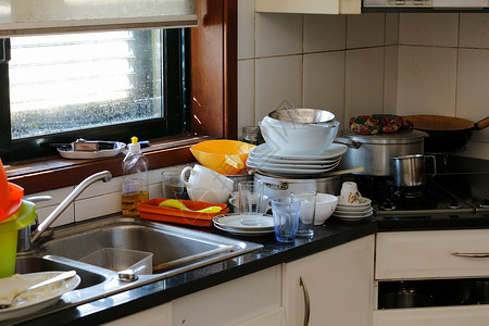 午餐后肮脏的厨房图片