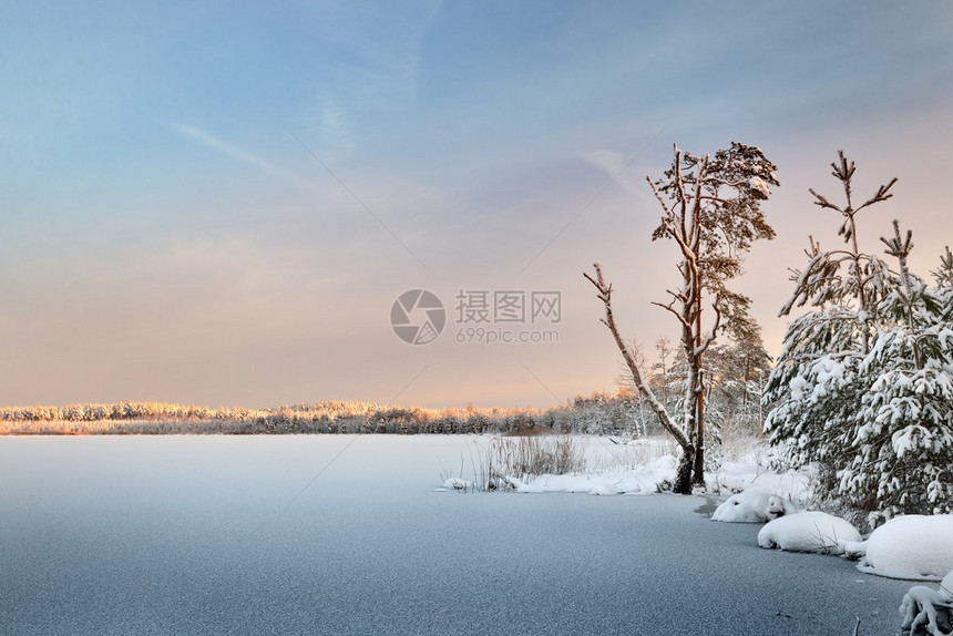 结冰的湖面冬日出景观图片