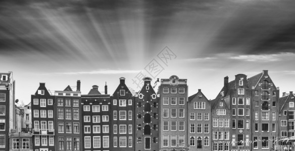 阿姆斯特丹经典建筑的黑白视图图片