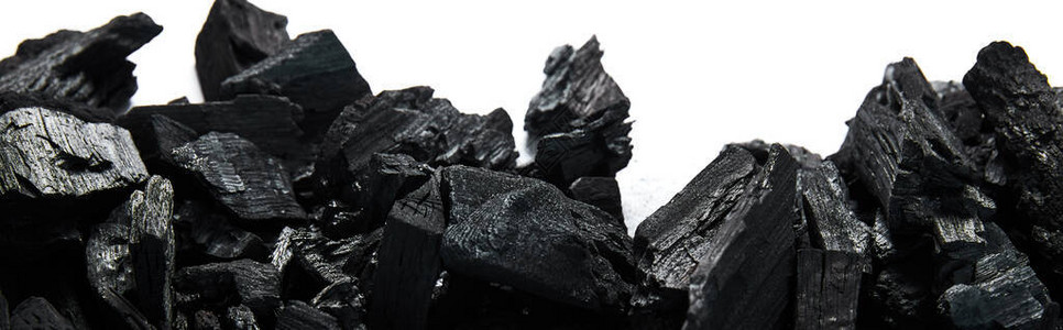 白色背景上黑色煤炭的顶部视图片