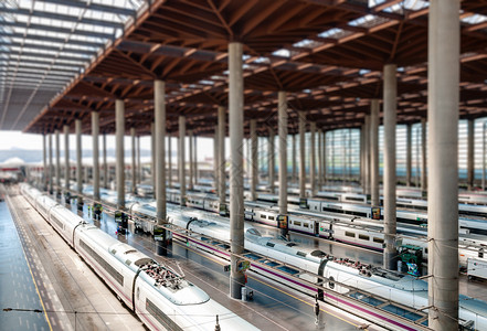 阿托查马德里火车站终点站现代车站大楼与现代火车倾斜移位效果马德里图片