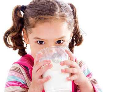 女童喝牛奶杯的奶图片
