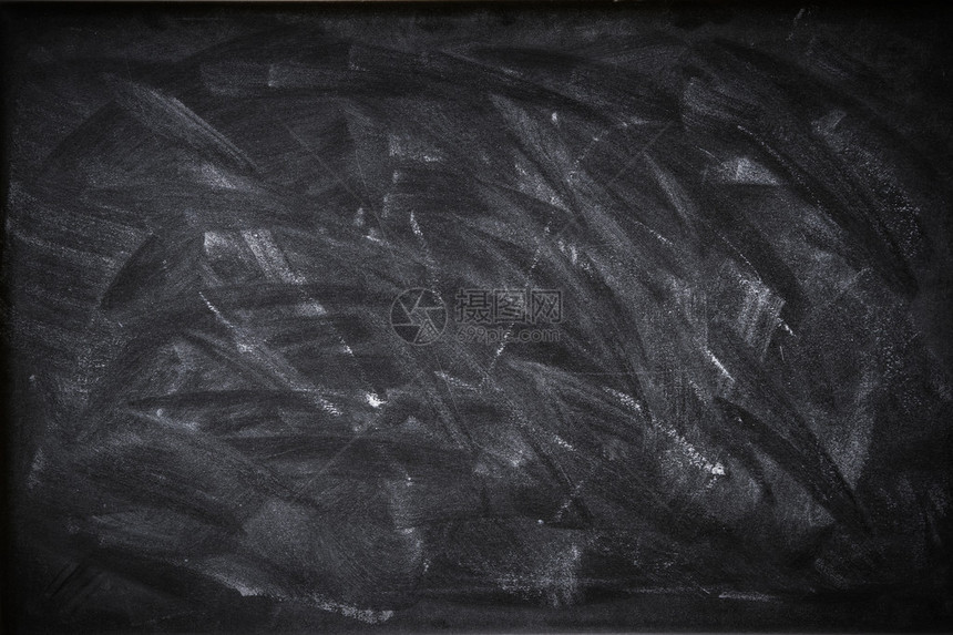 黑板上擦掉的粉笔图片