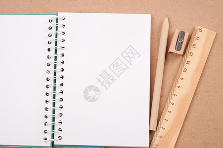 棕色背角的公开日记或相册书有铅笔图片