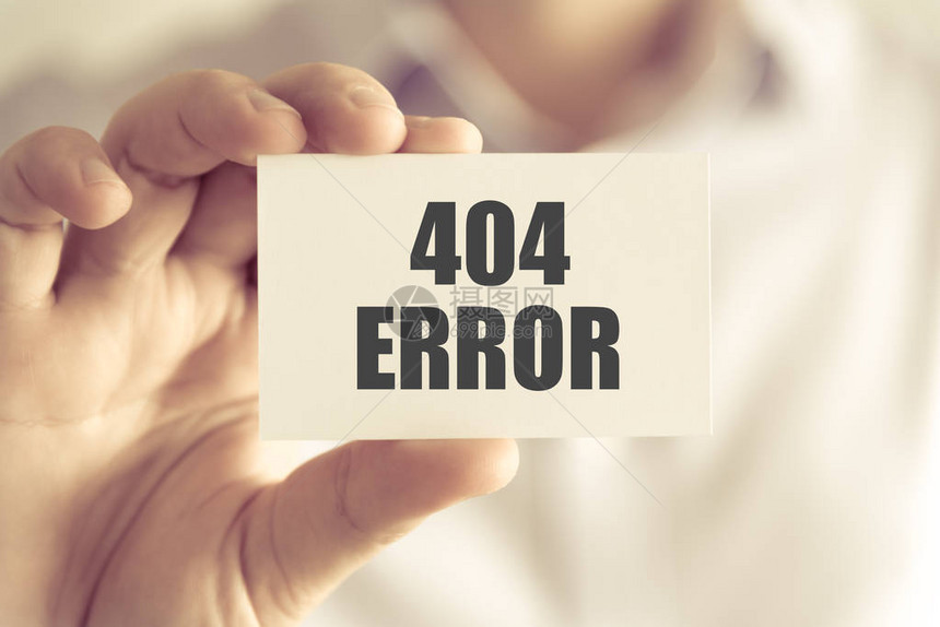 对持有带404ERROR文本的卡片有软焦点背景和老调的商业概念图图片