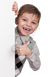 拿着空的白板的微笑的小男孩图片