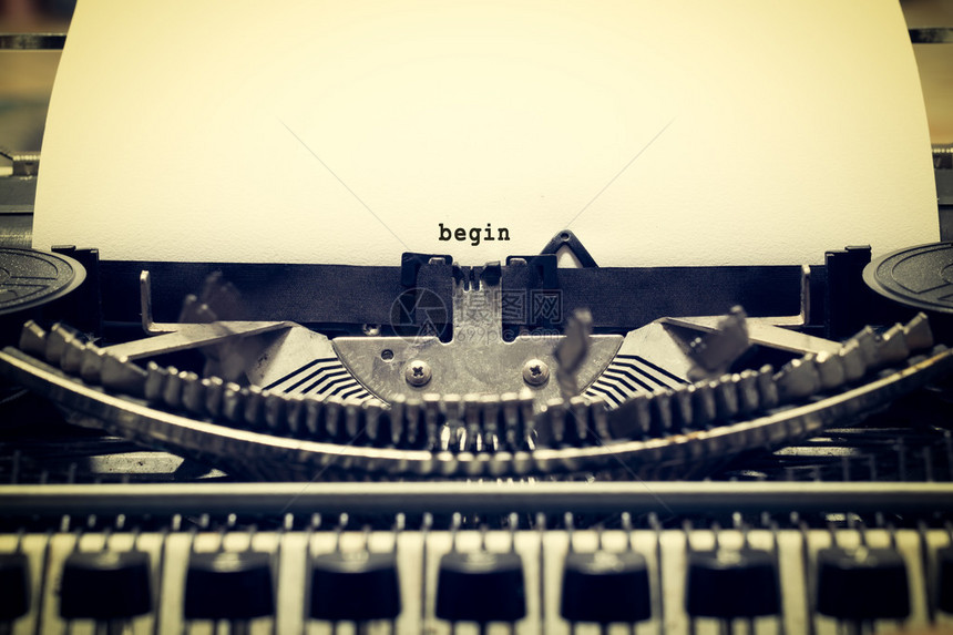 用旧风格的白纸上的旧打字机用旧文字写成的单词图片