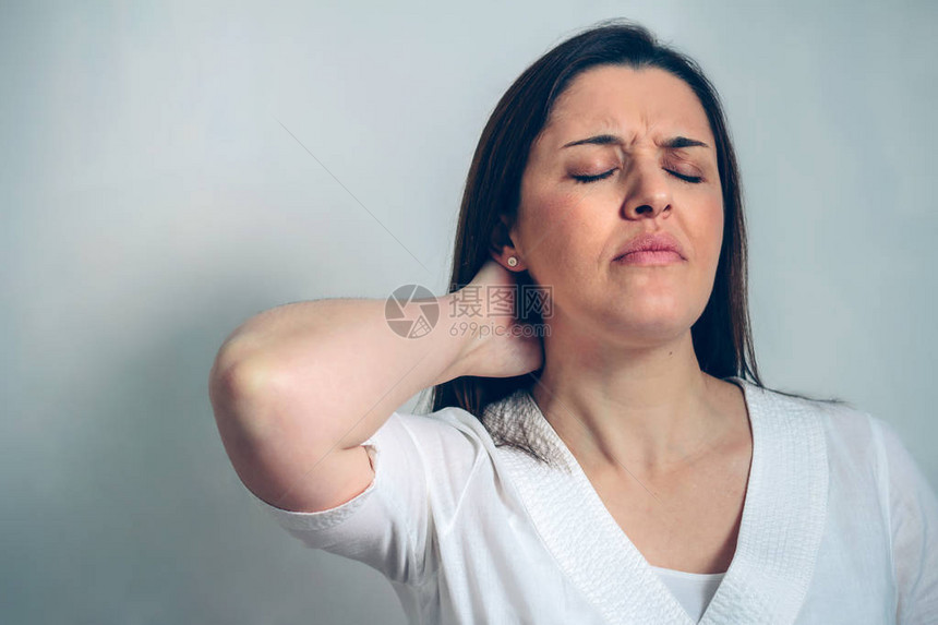 患有宫颈疼痛的孕妇脖子触图片