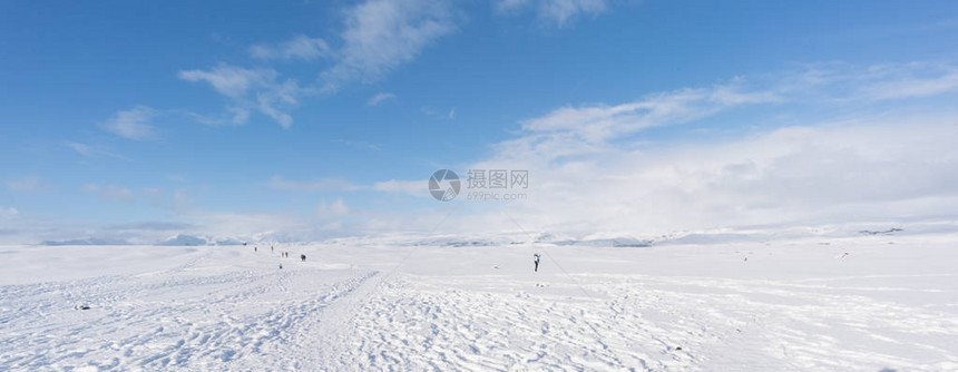 白昼深雪覆盖地貌和蓝天空图片