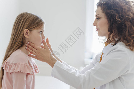 可爱的白人女孩正在接受儿科医生的检查图片