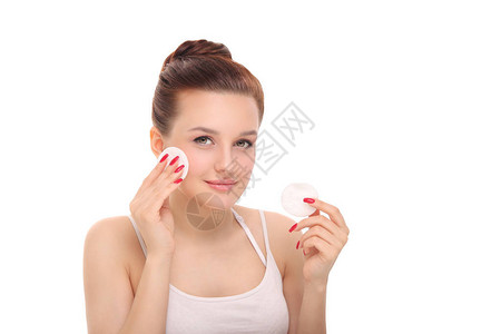 年轻美女用棉签擦脸图片
