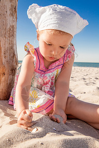 在沙滩上玩耍的可爱小孩子图片