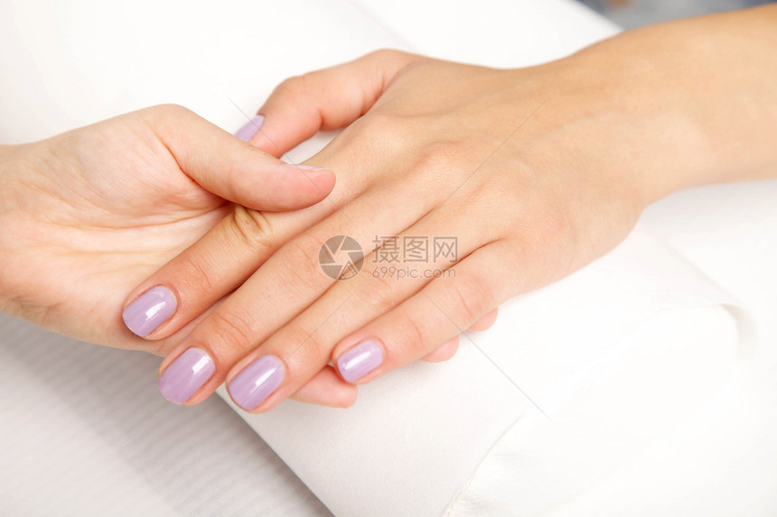 修甲美丽的修甲女人的指甲软白毛巾图片