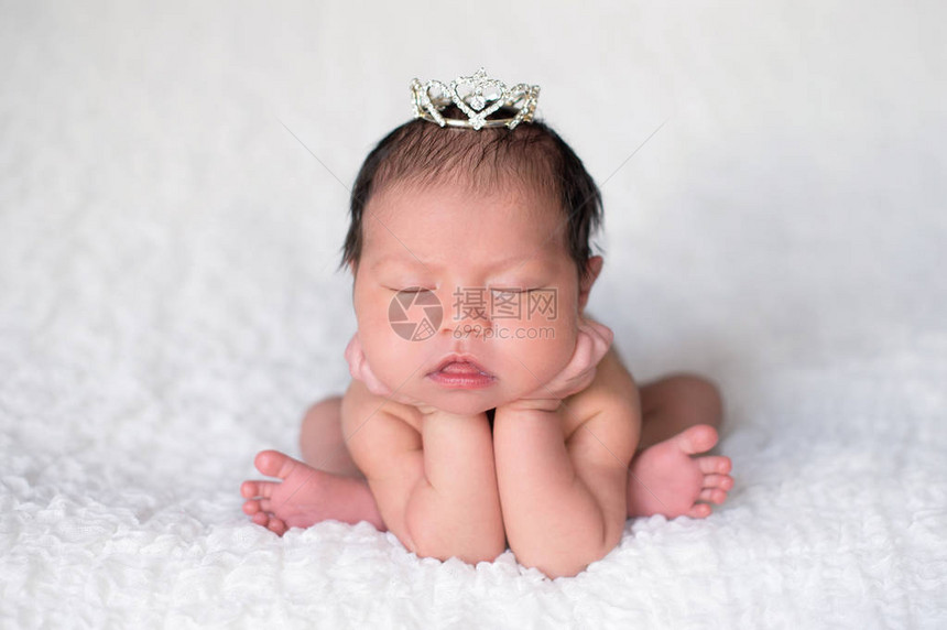 7天大的睡梦中新生女婴的肖像图片