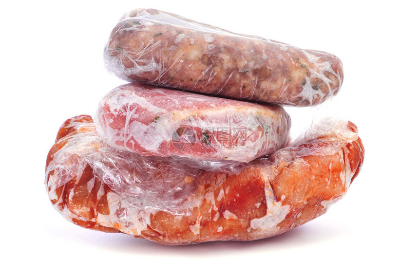 背景的冷冻香肠和不同肉类用塑料包裹图片