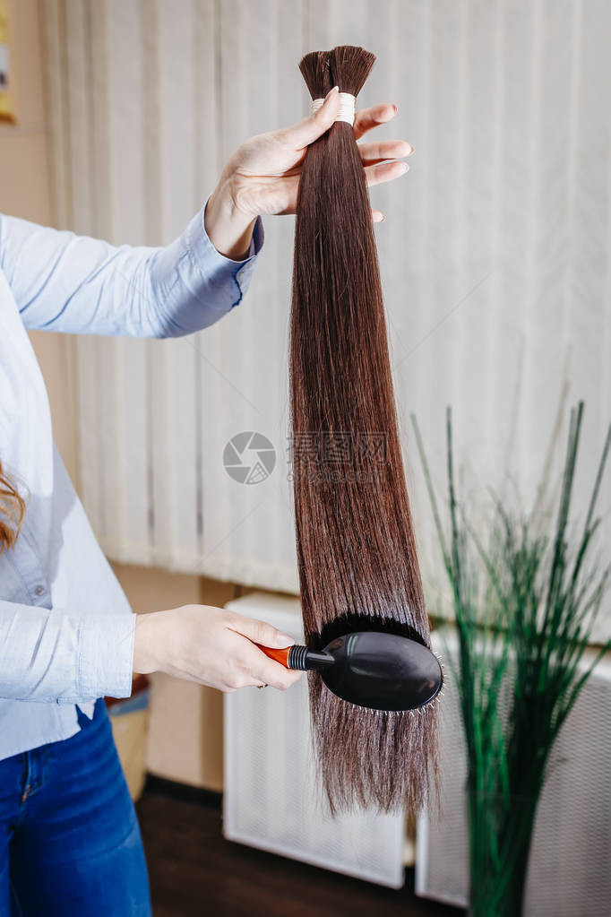 妇女用手梳头发自然图片