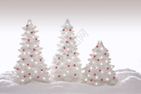 闪发光的银白色圣诞树背景图片