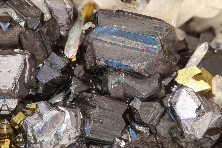 石英磁铁矿和黄铁矿晶体的组合图片