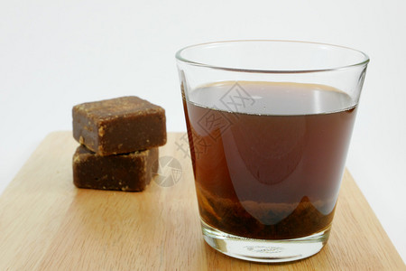 棕色红糖姜茶在木图片