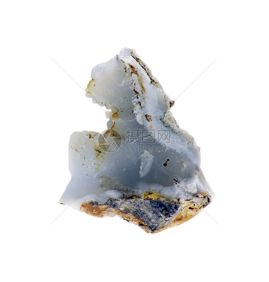 白色背景上孤立的单一天然粗蓝铬岩图片