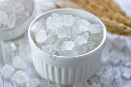 碗里的白冰糖图片