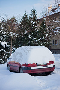 冬雪下的汽车图片