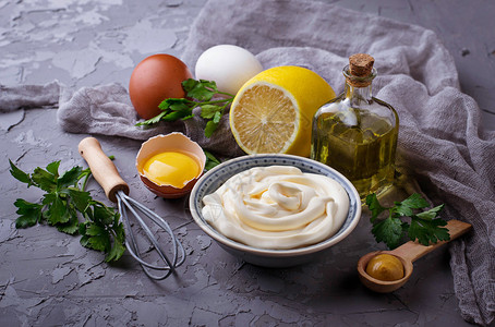 土制蛋黄酱和橄榄油鸡蛋图片