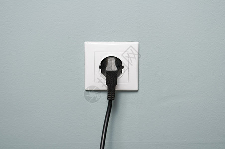 关闭电插座将黑电缆作为能量源图片