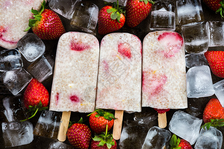 在冰柱和草莓上铺设了自制的织女草莓冰棒图片