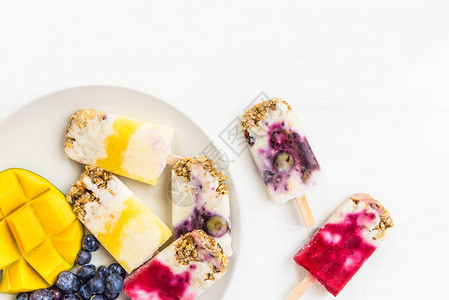 自制素食芒果覆盆子和蓝莓冰棒图片