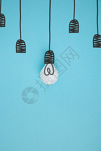 灯泡假装挂在蓝色隔离灯座上的顶视图图片