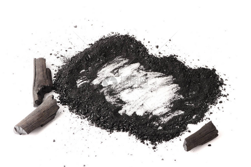 白色背景上的木炭和粉末活碳图片