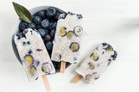 配有Chia种子和椰子牛奶的自制紫织蓝莓冰棒夏季食物概图片