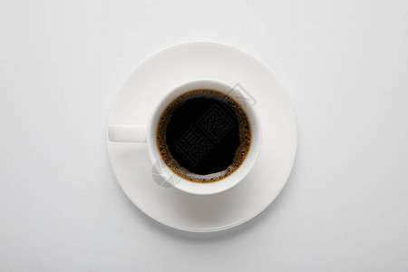 一杯黑咖啡和白色碟子的顶部视图图片