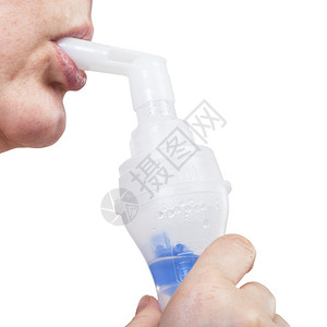 医用吸入治疗现代喷射雾化器在白色背景下隔离女图片