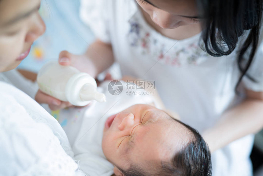 母亲和护士给亚洲新生儿孩子婴儿和家图片