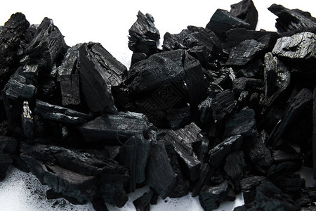 白色背景上黑煤的顶视图图片