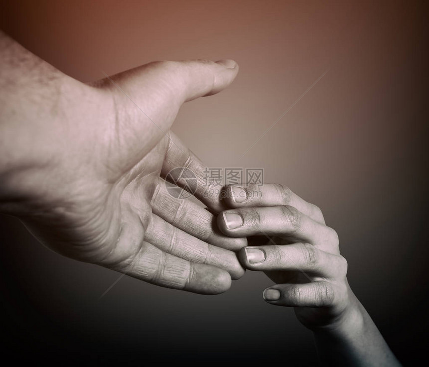 伸出援助之手人类向另一个人伸出援助之手黑白相间图片