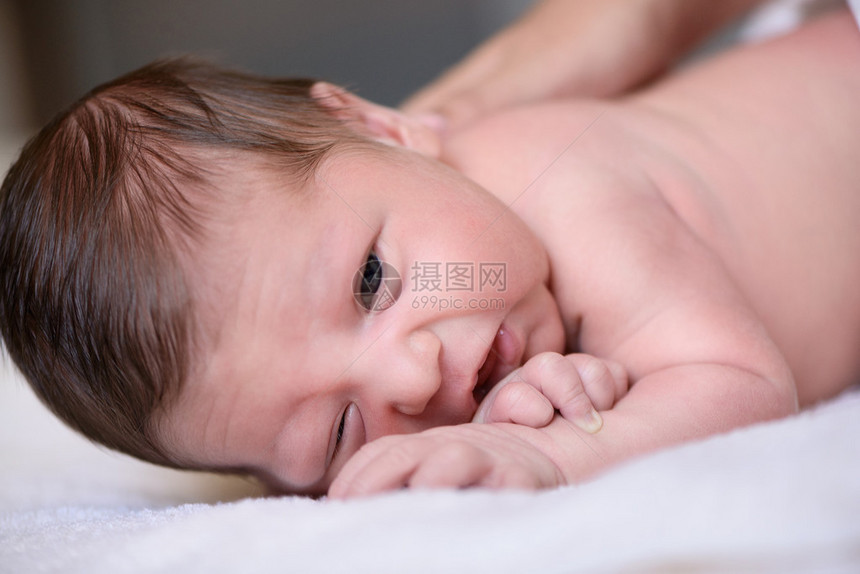 新生儿出生后躺在床上图片