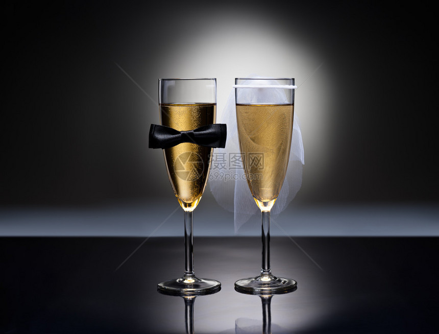 香槟杯为直对夫妇装配带有异恋概念图片